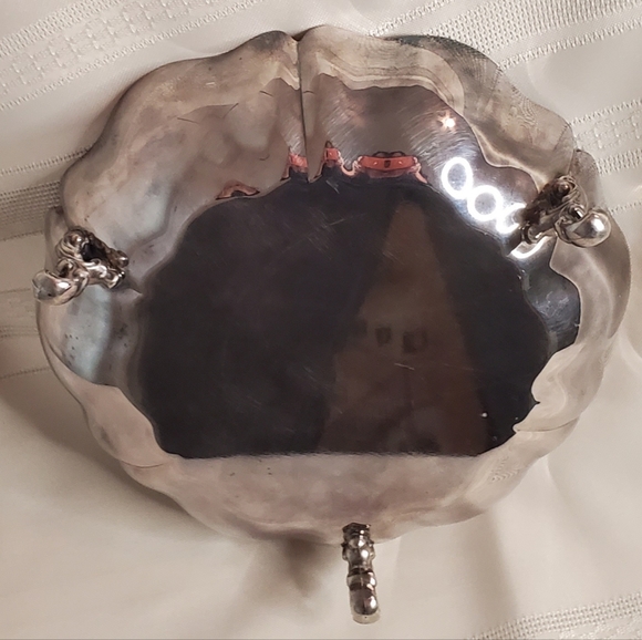 Silver-plated Chippendale Wm A Rogers footed dish 8 1/2" across 2" H - Picture 2 of 9